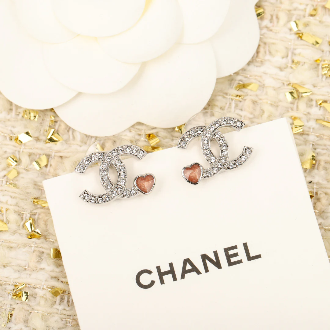 Chanel - Розовые серьги в форме сердца с двойной буквой С (25 пенсов)