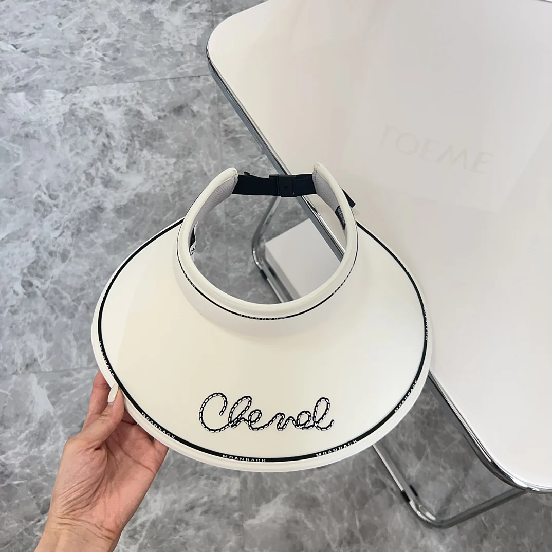 Новинка лета 2024 от Chanel - Солнцезащитная шляпа с курсивным шрифтом - Белая
