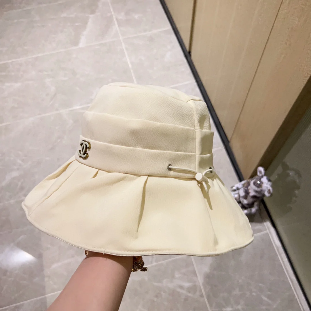 Новинка сезона весна/лето 2023 от Chanel - Рыбацкая шляпа - на шнурке - Белая