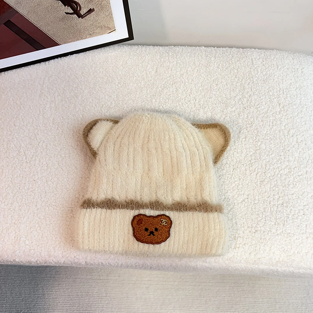 Новая вязаная шапка-бини Chanel в стиле медведя, коллекция осень/зима 2023 — бежевая.