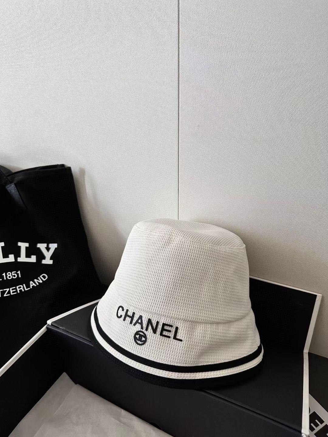 Полосатая панама Chanel - рыбацкая шляпа