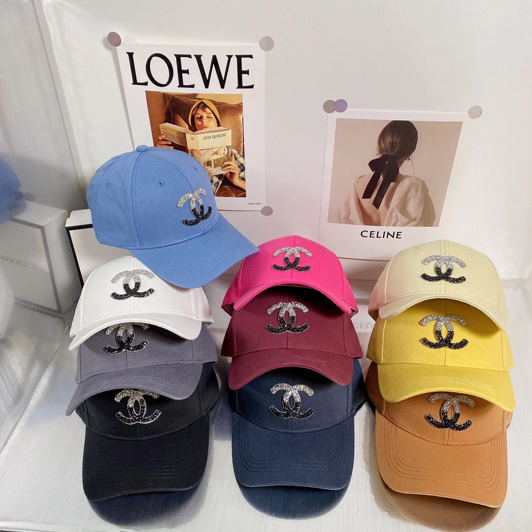 Солнцезащитная шляпа Chanel, украшенная пайетками