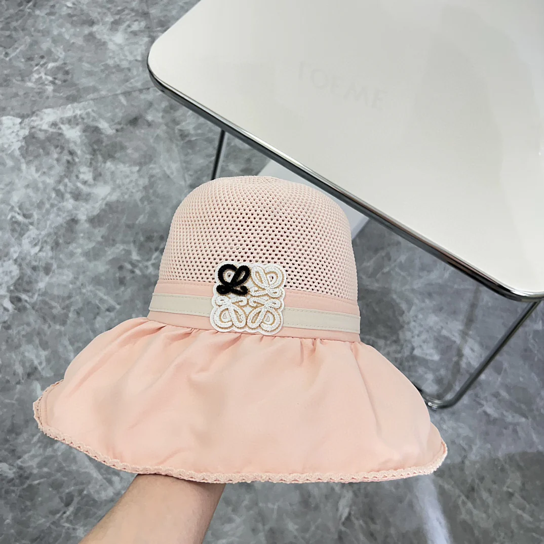 Солнцезащитная шляпа LOEWE с широкими полями и новым логотипом 2024 года.