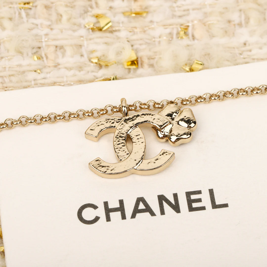 Колье Chanel Camellia Double C — можно носить как в коротком, так и в длинном варианте.