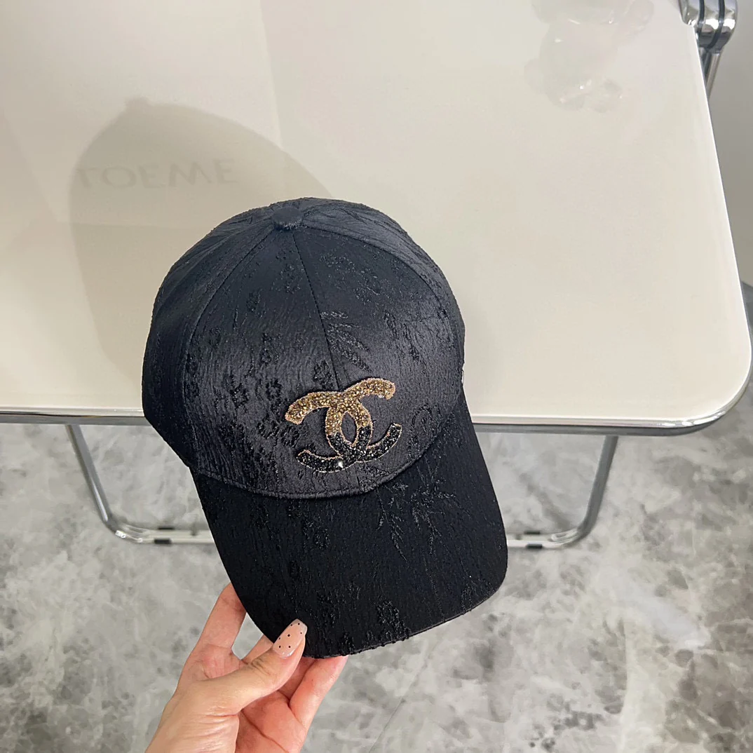 Новая минималистичная бейсболка Chanel 2024 года — черная.