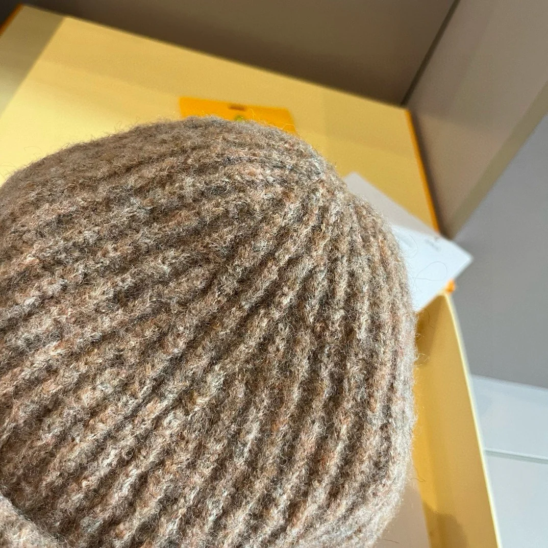 Вязаная шапка LV с вышитой биркой - коричневая