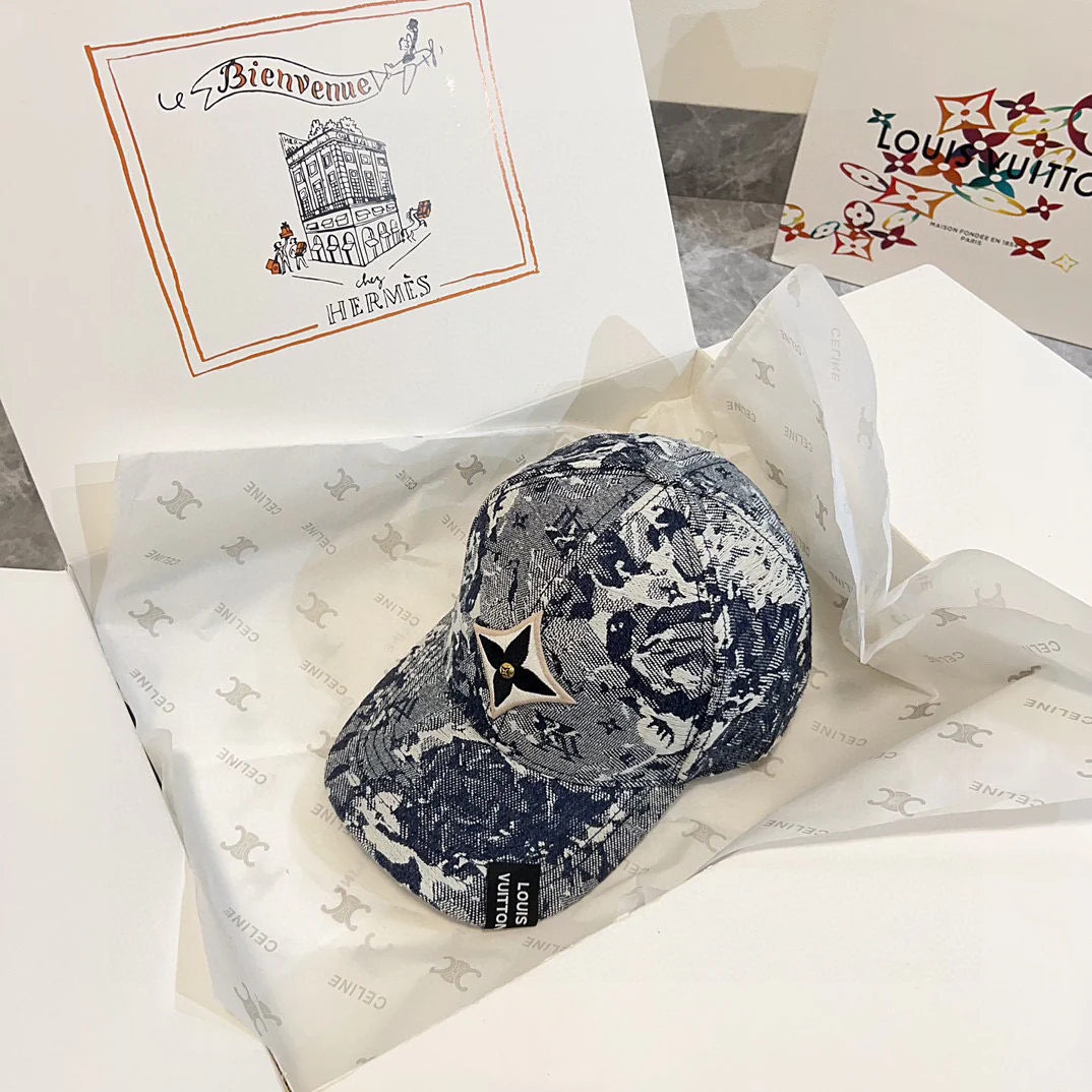 LV - Новинка - Бейсболка с фактурной поверхностью и плотной инкрустацией