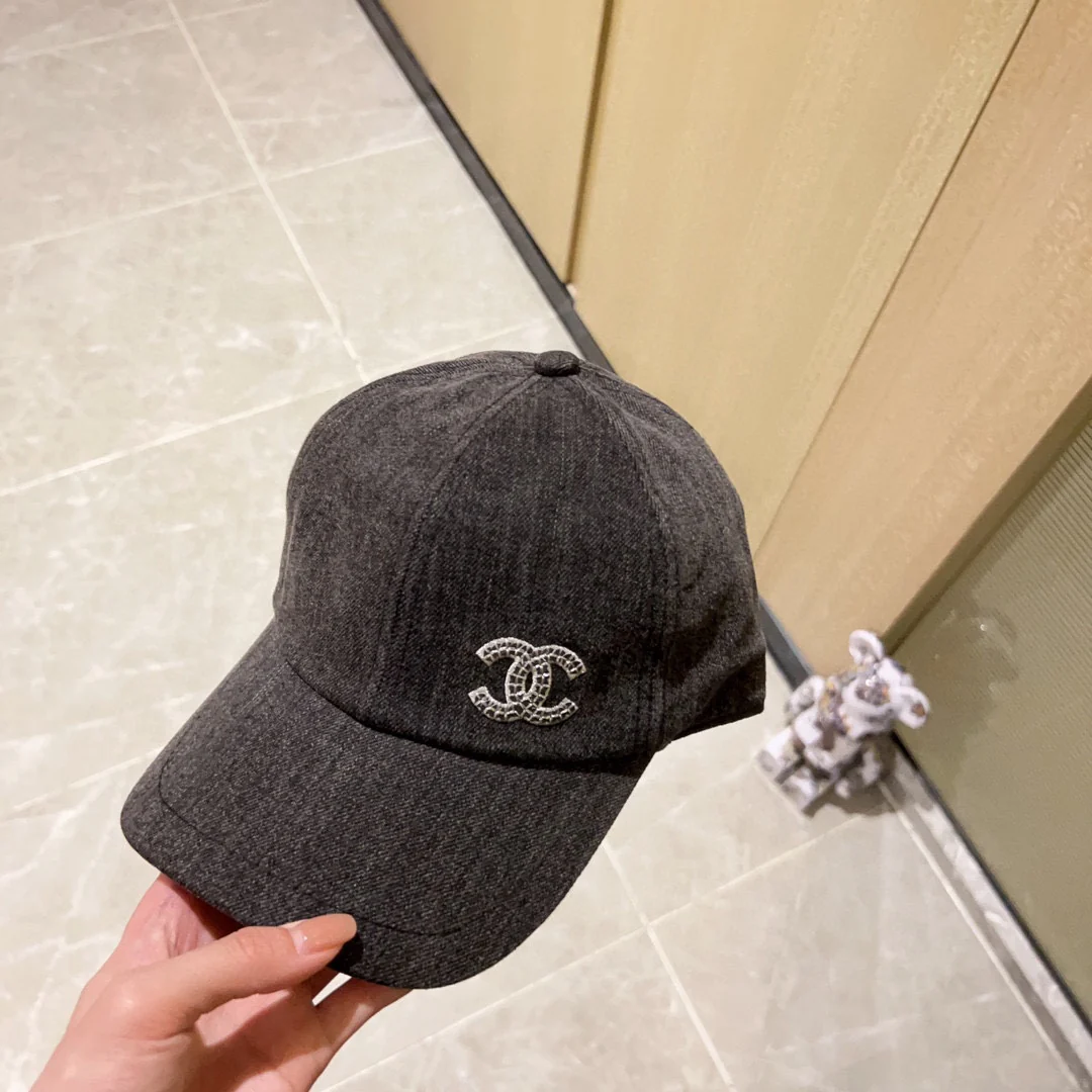 Новинка сезона весна/лето 2023 от Chanel - Вышитая кепка/Сферическая кепка - Железно-серый