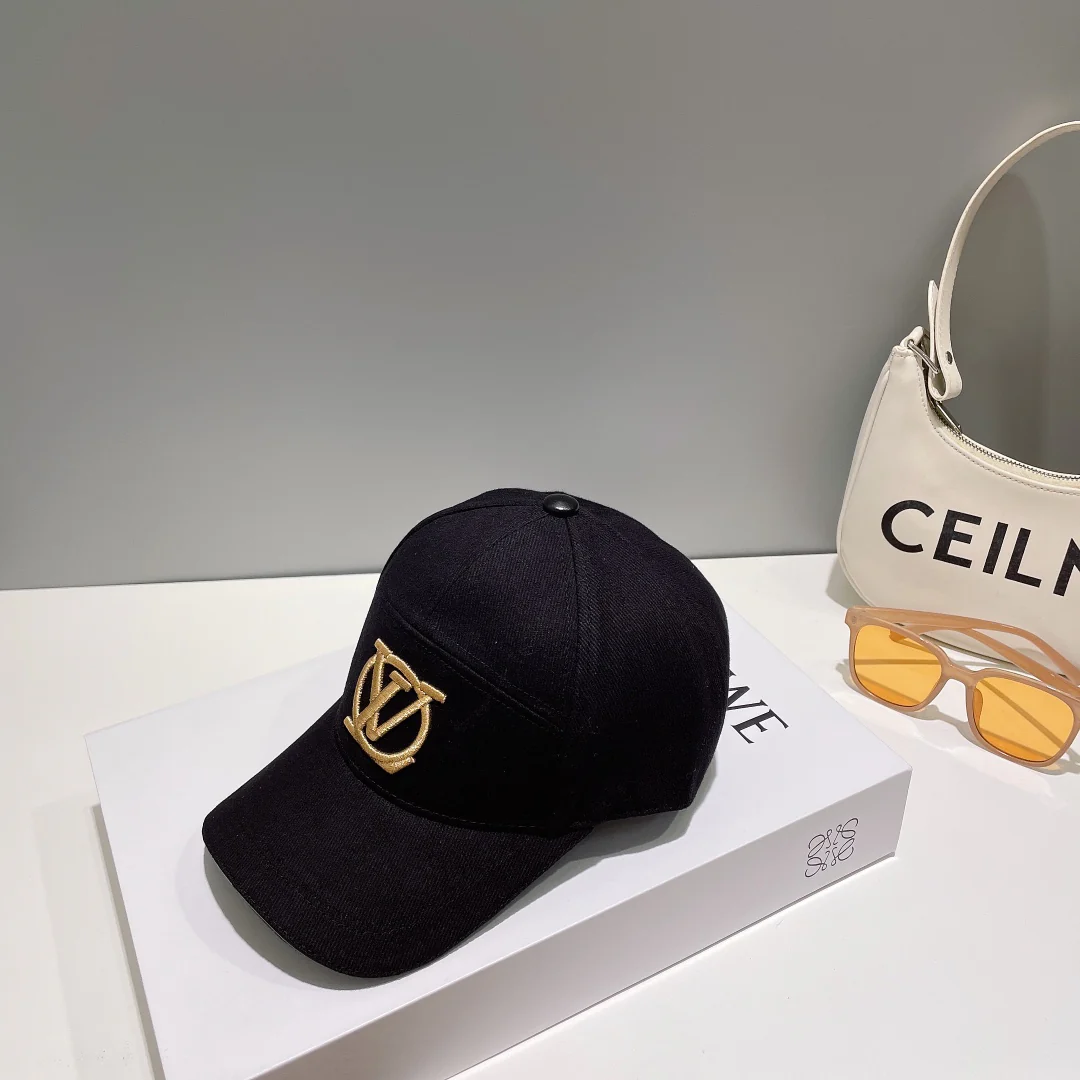 Новинка сезона весна/лето 2023 от LV - бейсболка с вышитой надписью.