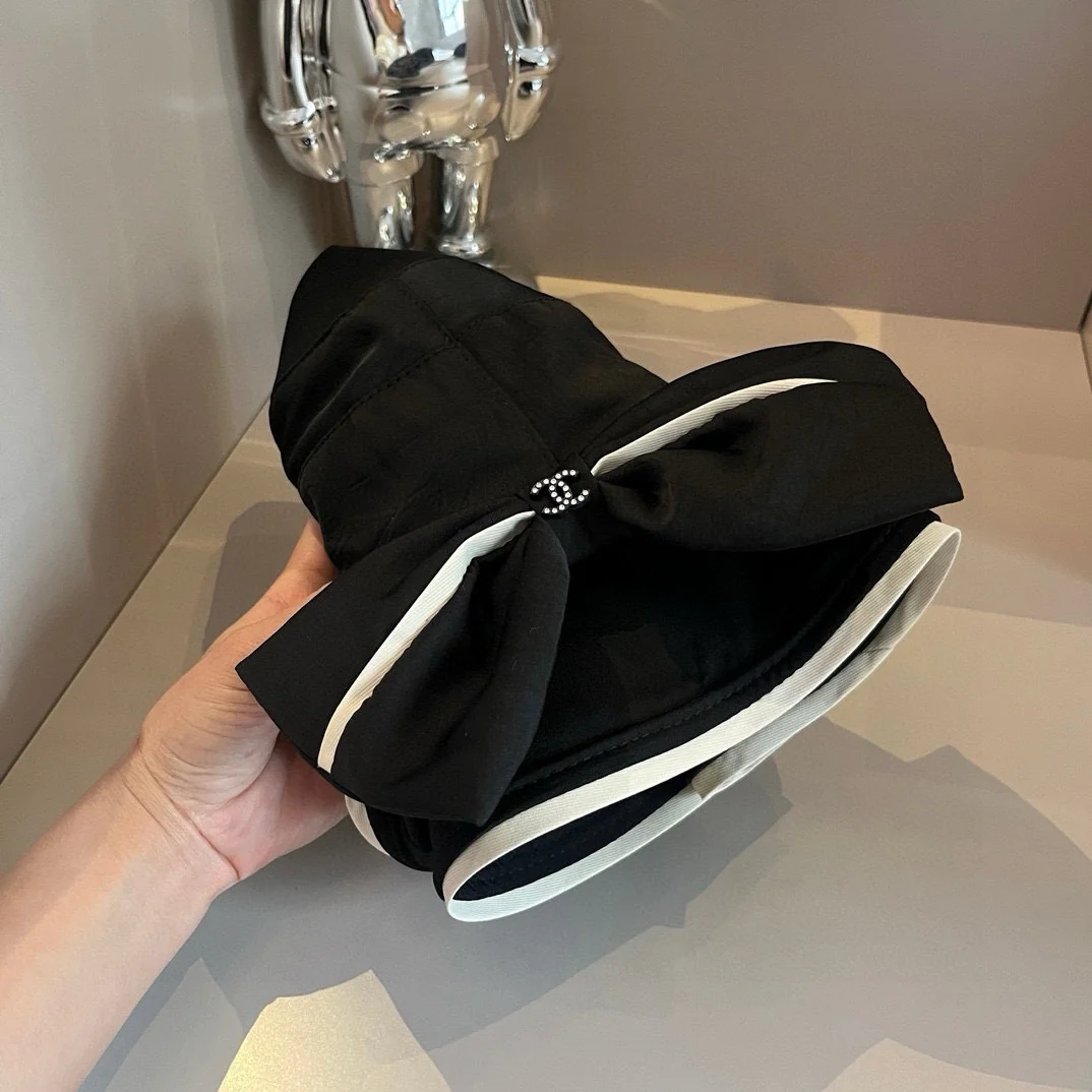 Chanel - Элегантная рыбацкая шляпа с бантом и разрезом - Черная