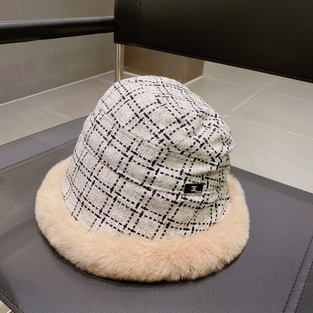 Chanel - Рыбацкая шляпа в клетку с мехом - Белая