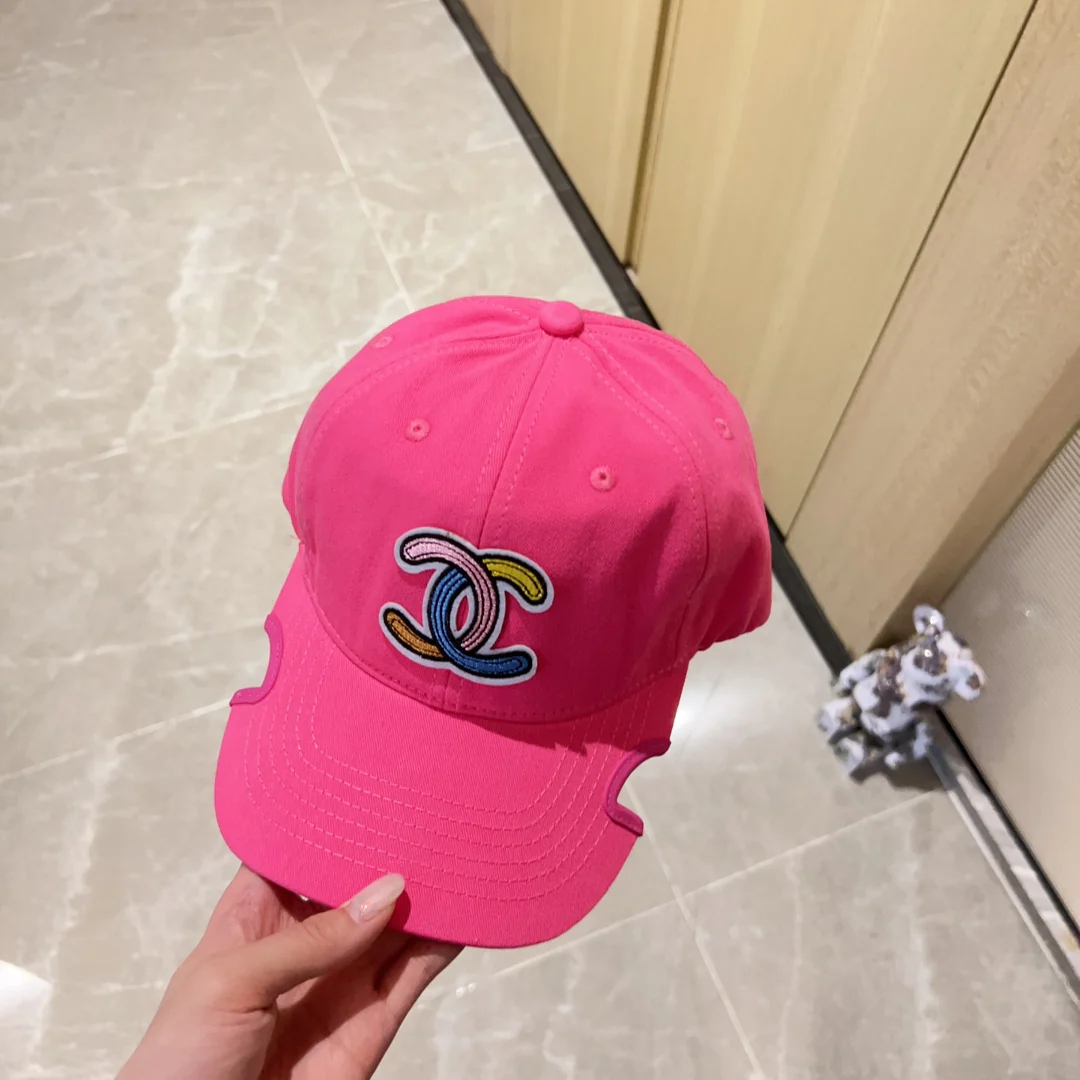 Новинка сезона весна/лето 2023 от Chanel - Бейсболка с неровным козырьком - Розовая
