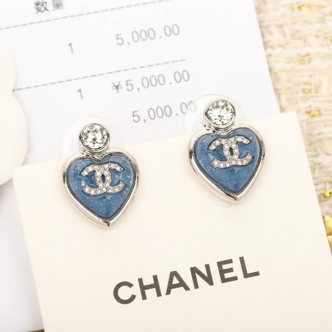 Серьги Chanel в виде голубого сердца (25 пенсов)