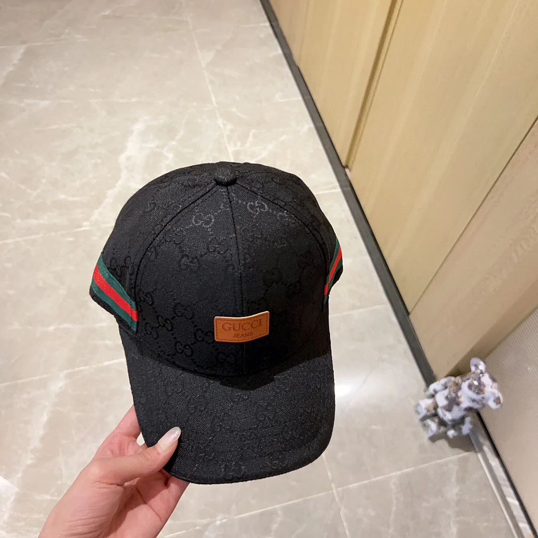 Новинка сезона весна/лето 2023 от Gucci - бейсболка с кожаной этикеткой Monogram - черная.