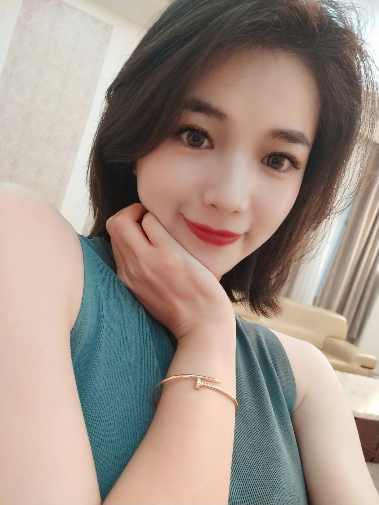 Браслет Cartier ?Гвоздика? — розовое золото с бриллиантами в половинках бриллиантов.