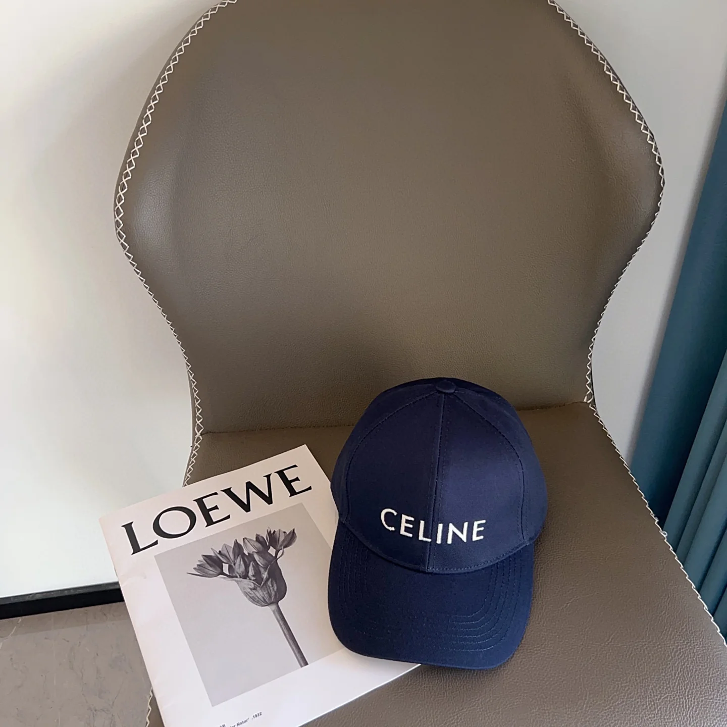 Новая бейсболка Celine 2025 с вышивкой - темно-синяя.