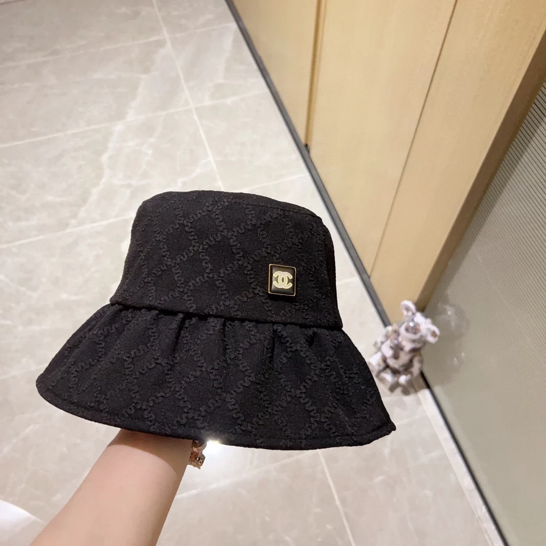 Новинка сезона весна/лето 2023 от Chanel — стеганая рыбацкая шляпа.