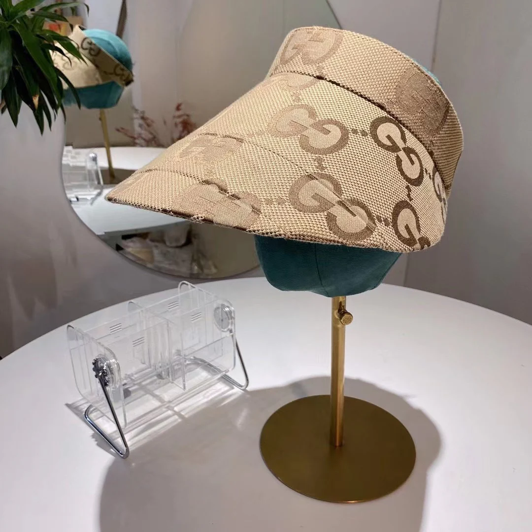 Классическая солнцезащитная шляпа Gucci с монограммой.