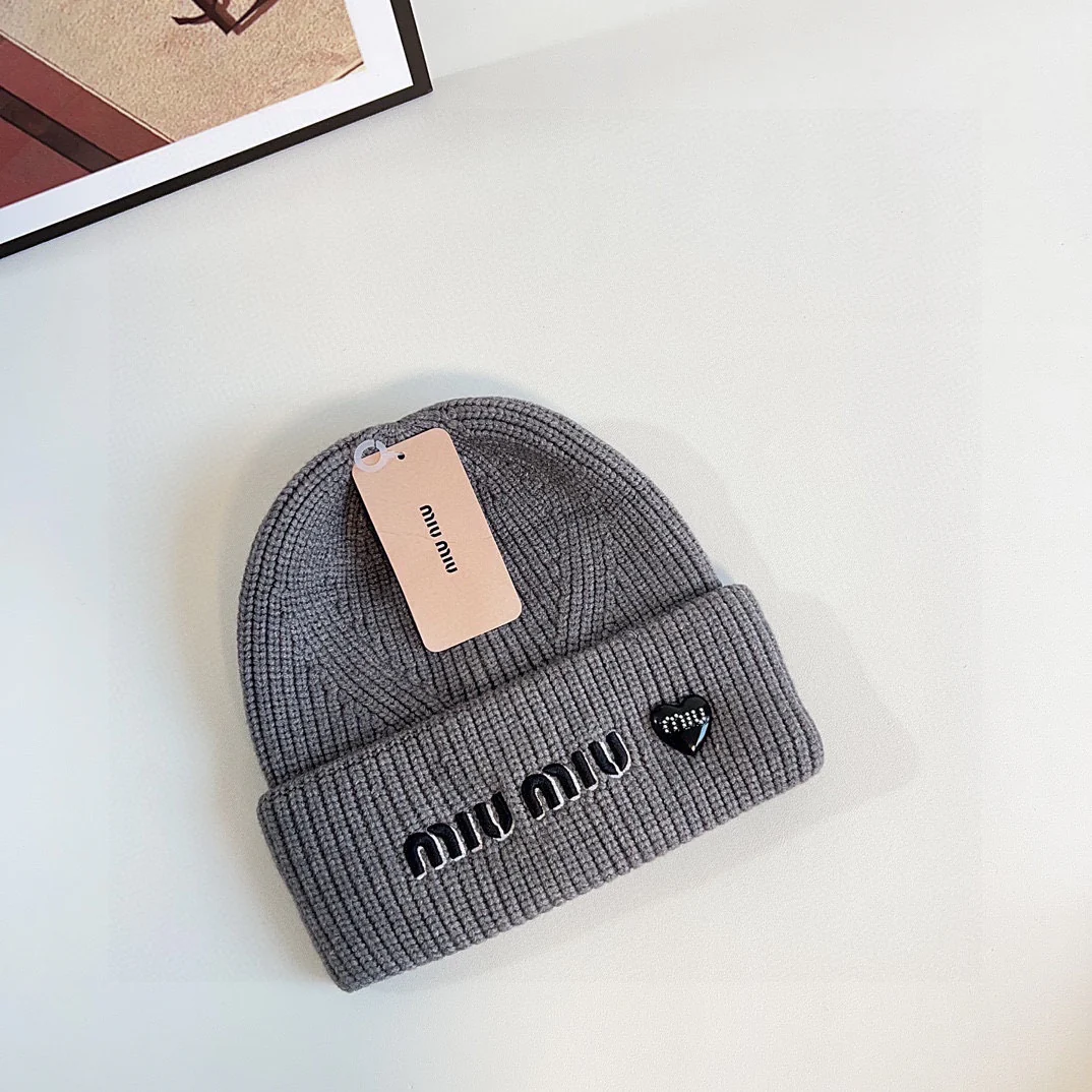 Вязаная шапка Miu Miu с вышивкой - серая