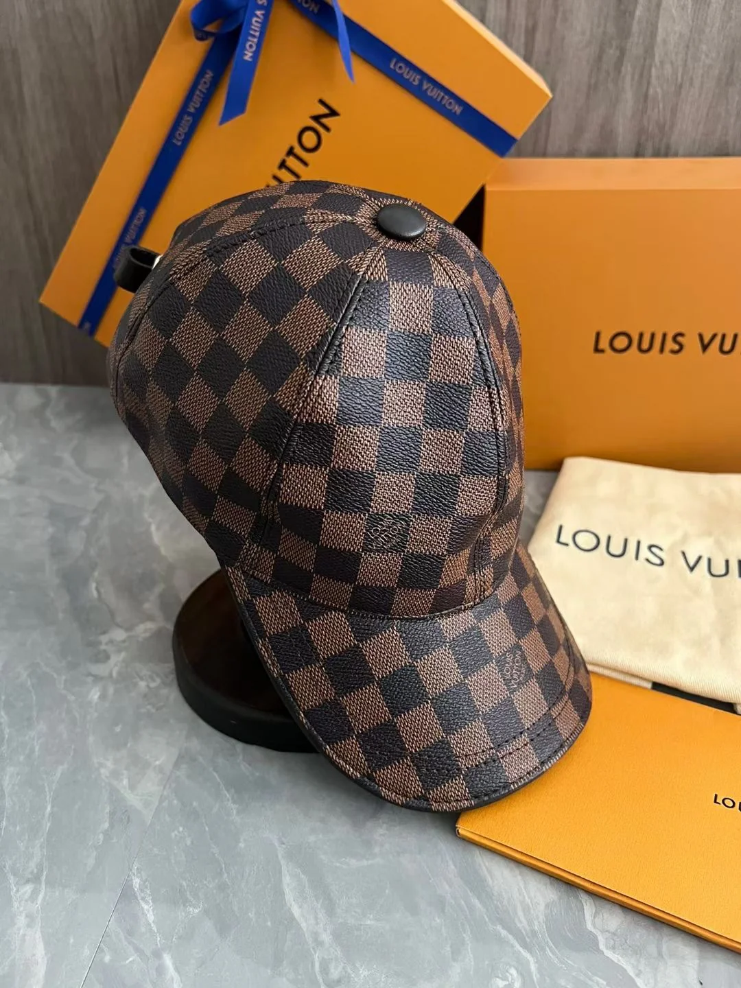 Классическая кожаная бейсболка LV в клетку