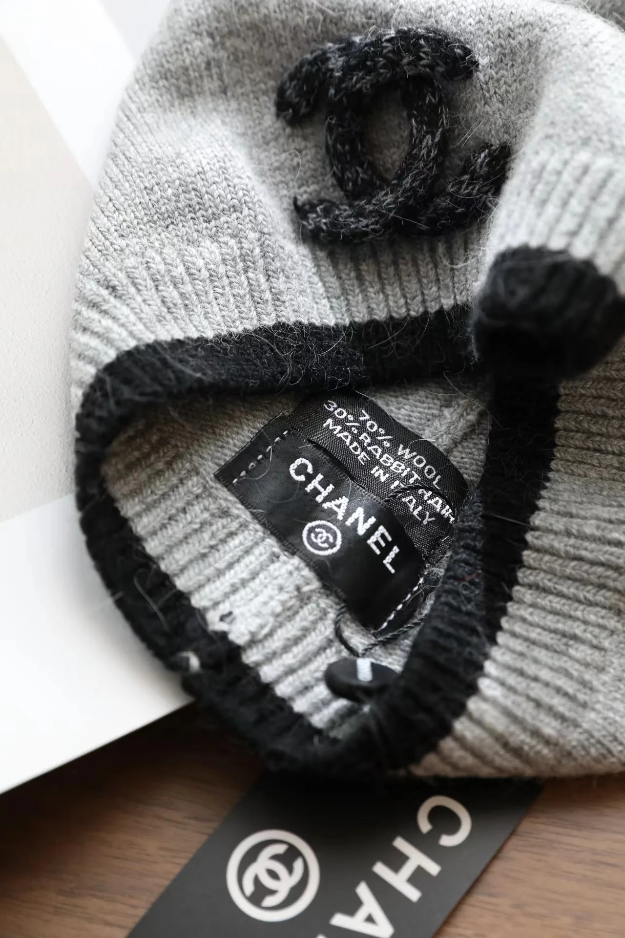 Вязаная шерстяная шапка Chanel с зауженным манжетом - серая