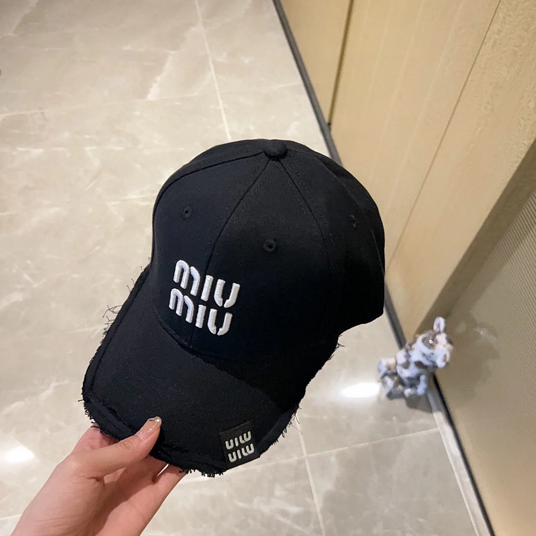 Новая бейсболка Miu Miu 2023 с вышивкой и рваными элементами - черная.