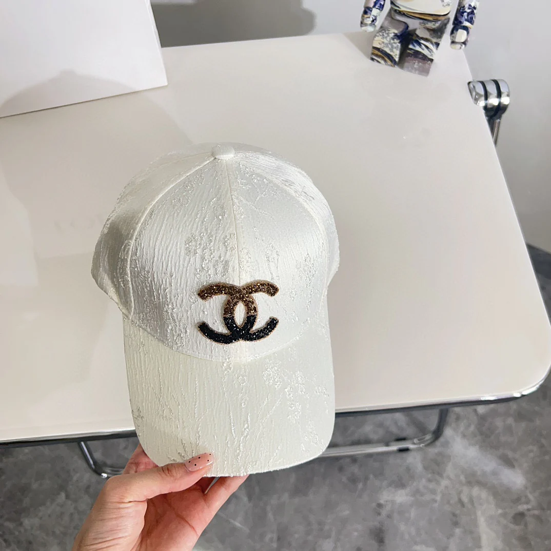 Новая минималистичная бейсболка Chanel 2024 года — белая.