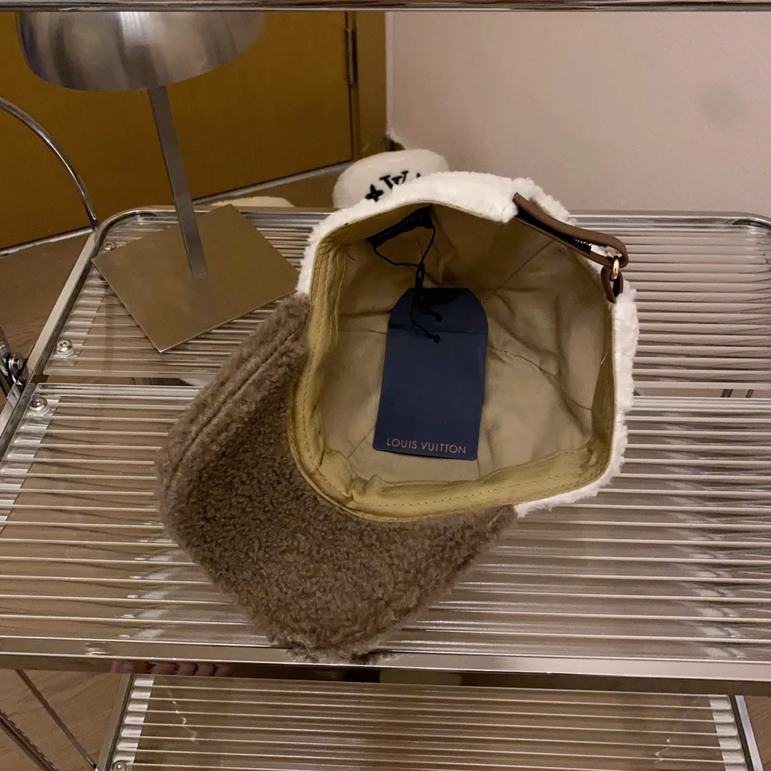 LV - Бейсболка из овечьей шерсти