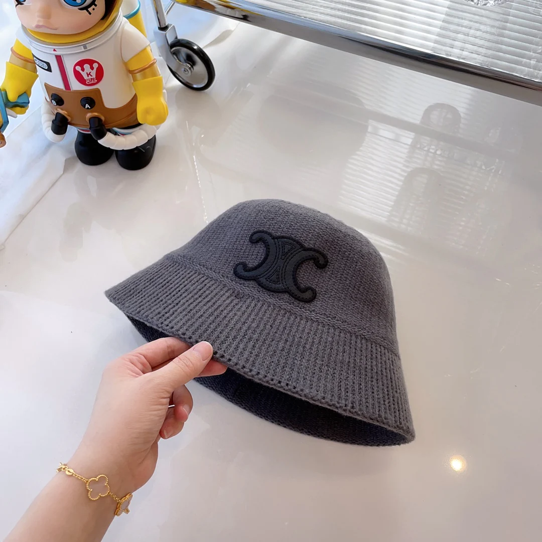 Вязаная рыбацкая шапка Celine в винтажном стиле с текстурной отделкой - серая.