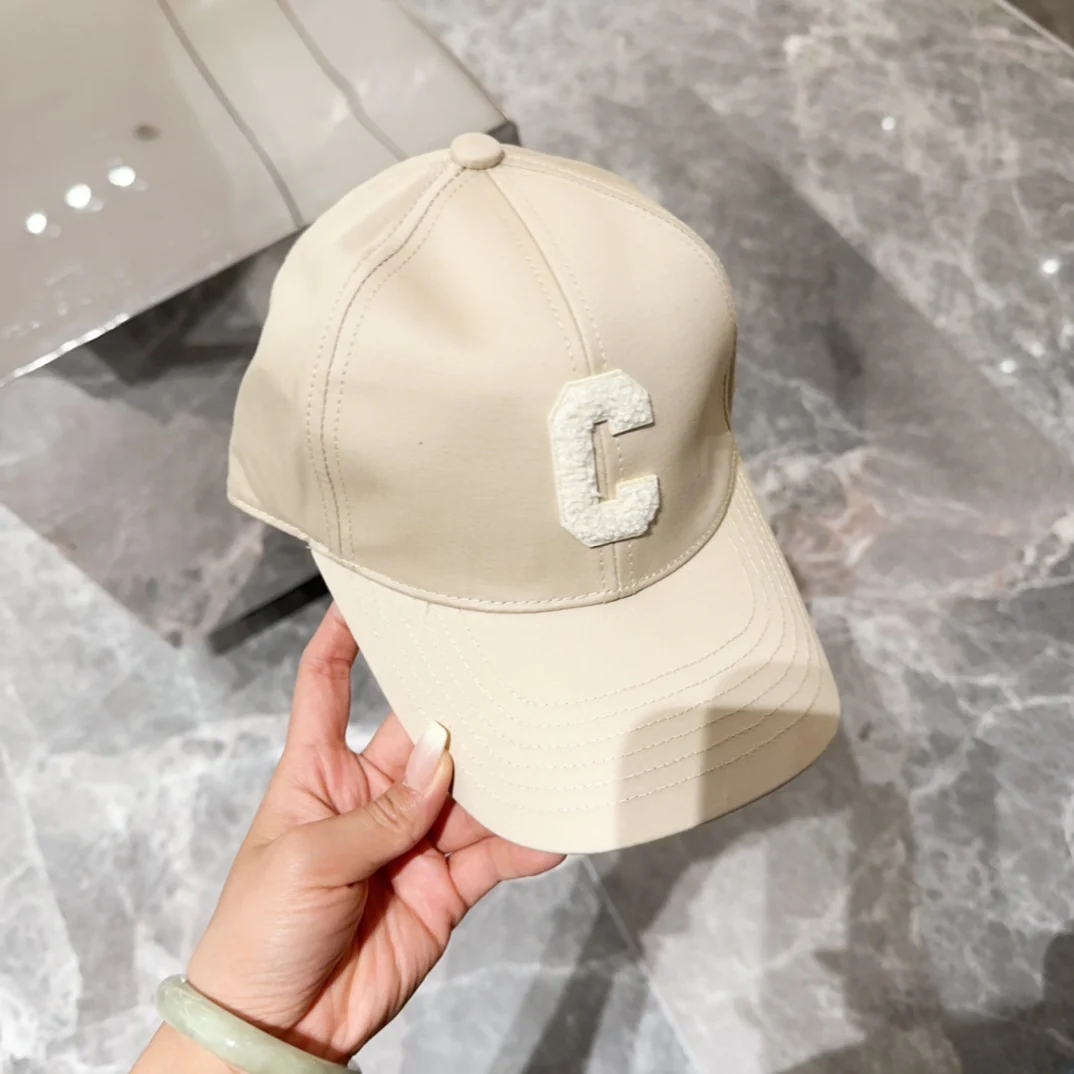 Бейсболка Celine с вышитой буквой 