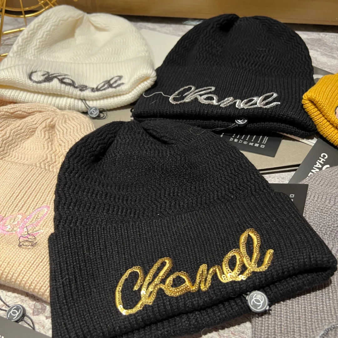 Вязаная шапка Chanel с буквой