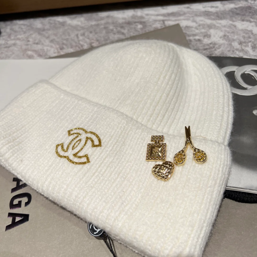 Вязаная шапка Chanel с украшениями