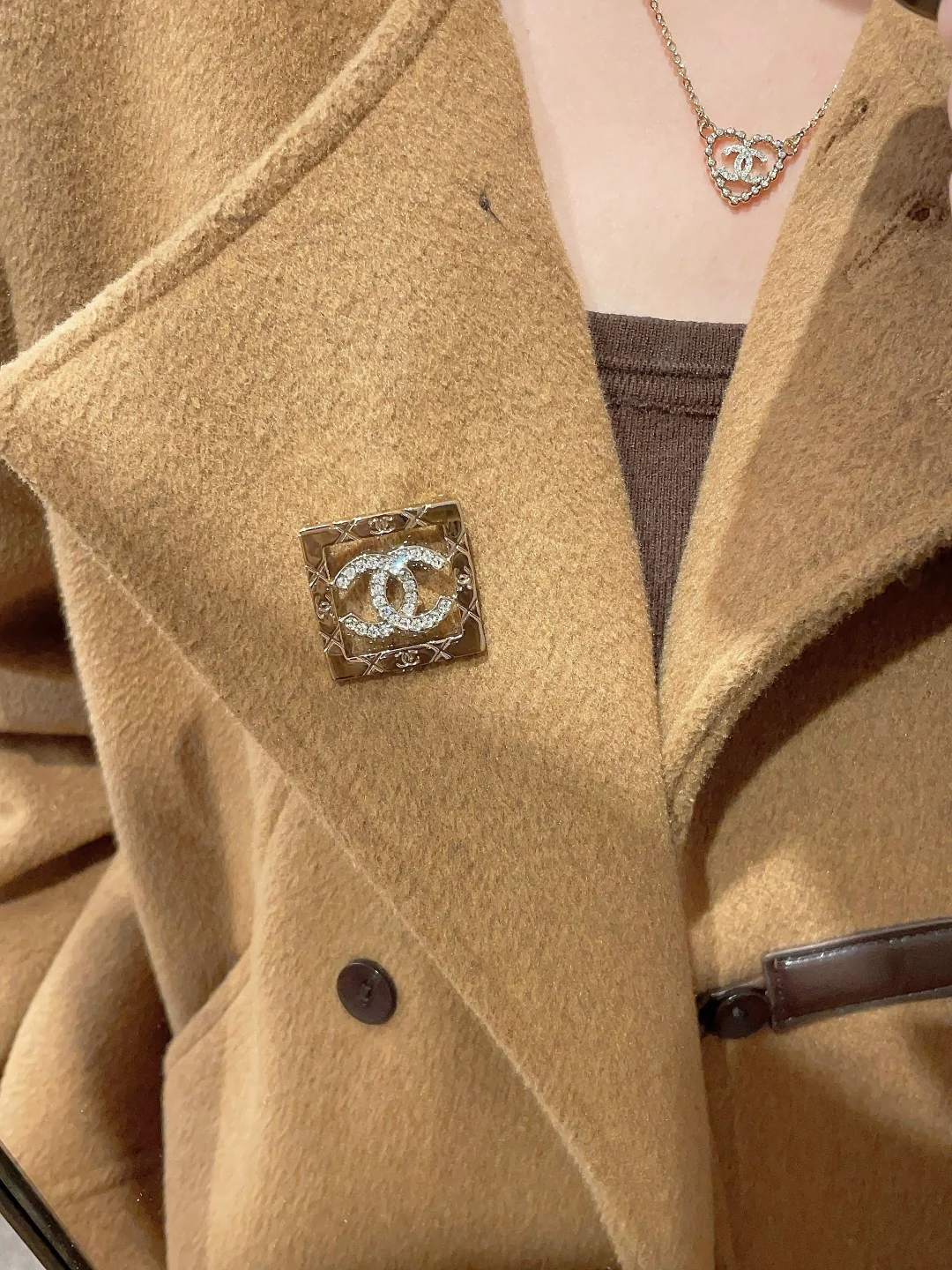 Квадратная ажурная брошь Chanel 25 пенсов.