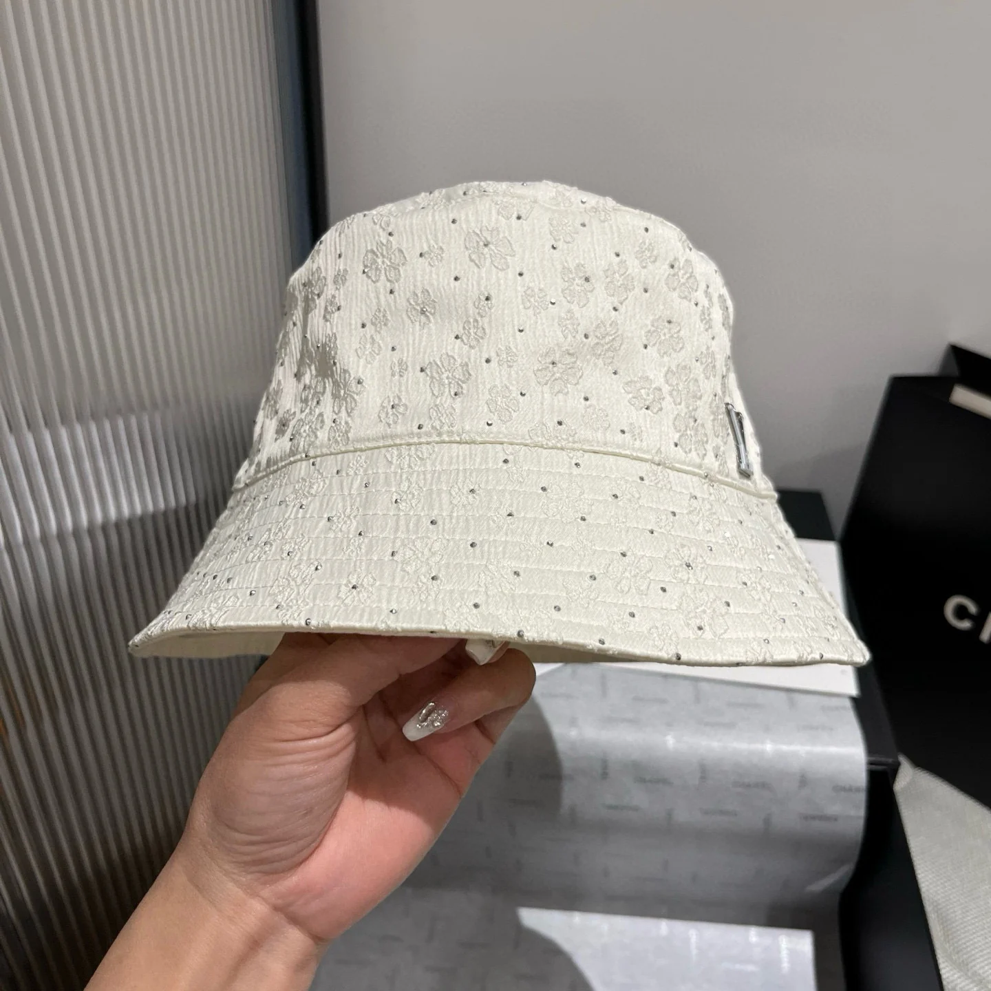 Двусторонняя рыбацкая шляпа LV - белая