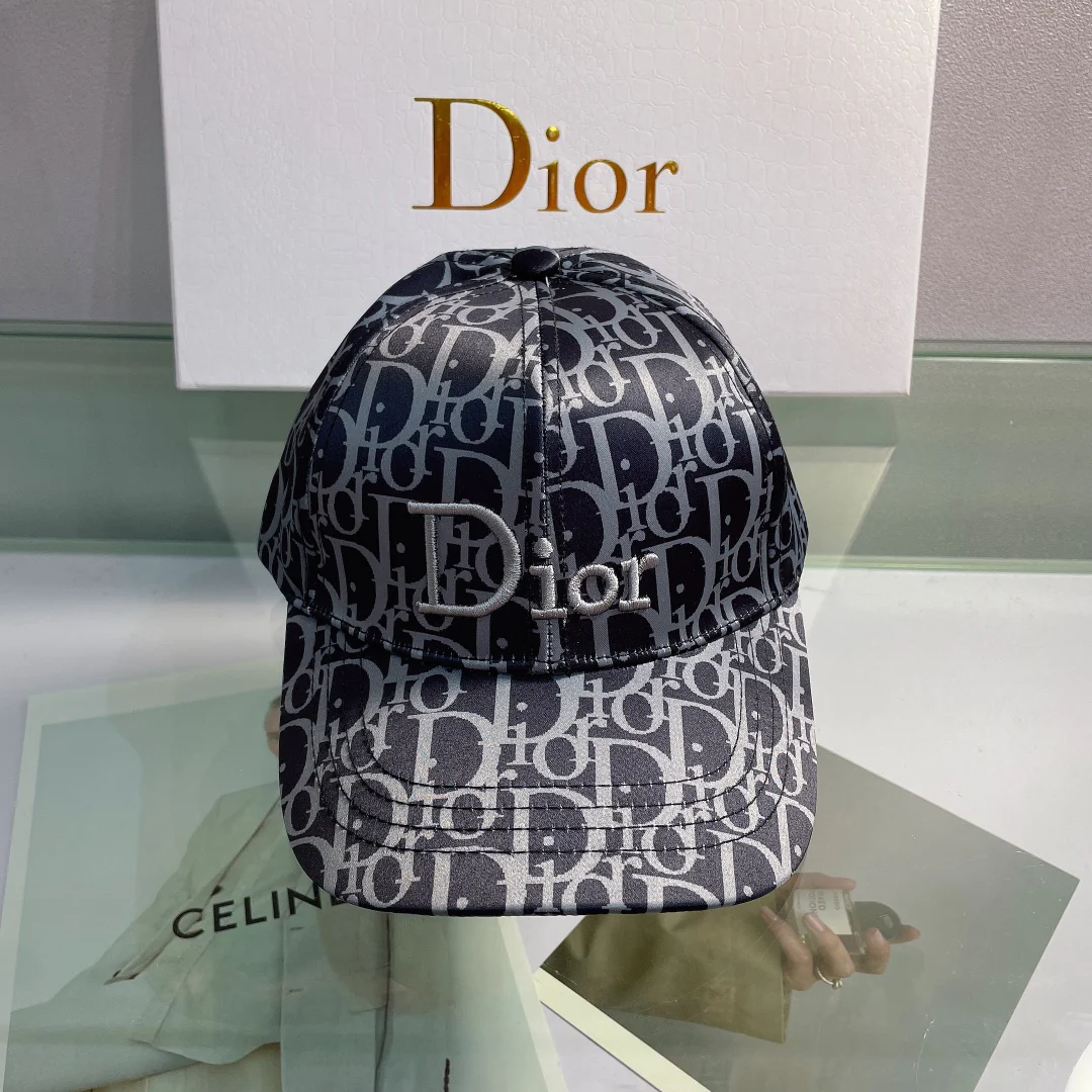 Бейсболка Dior с вышитым монограммом по всей поверхности
