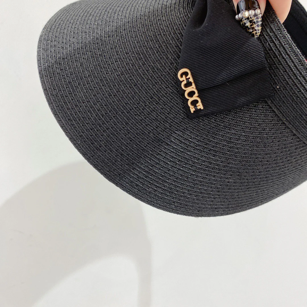 Gucci - Солнцезащитная шляпа с бантом на голове - 1