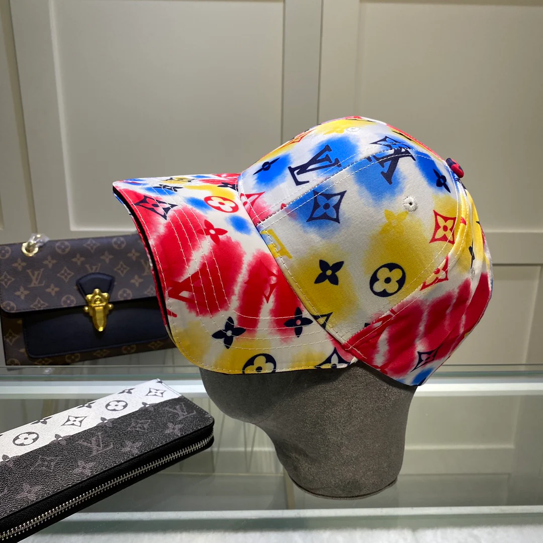Бейсболка, окрашенная в стиле LV.