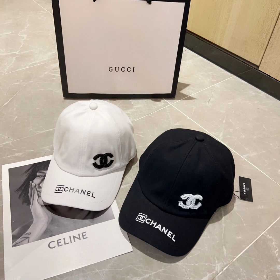 Новинка сезона весна/лето 2023 от Chanel - бейсболка с вышивкой - белая.