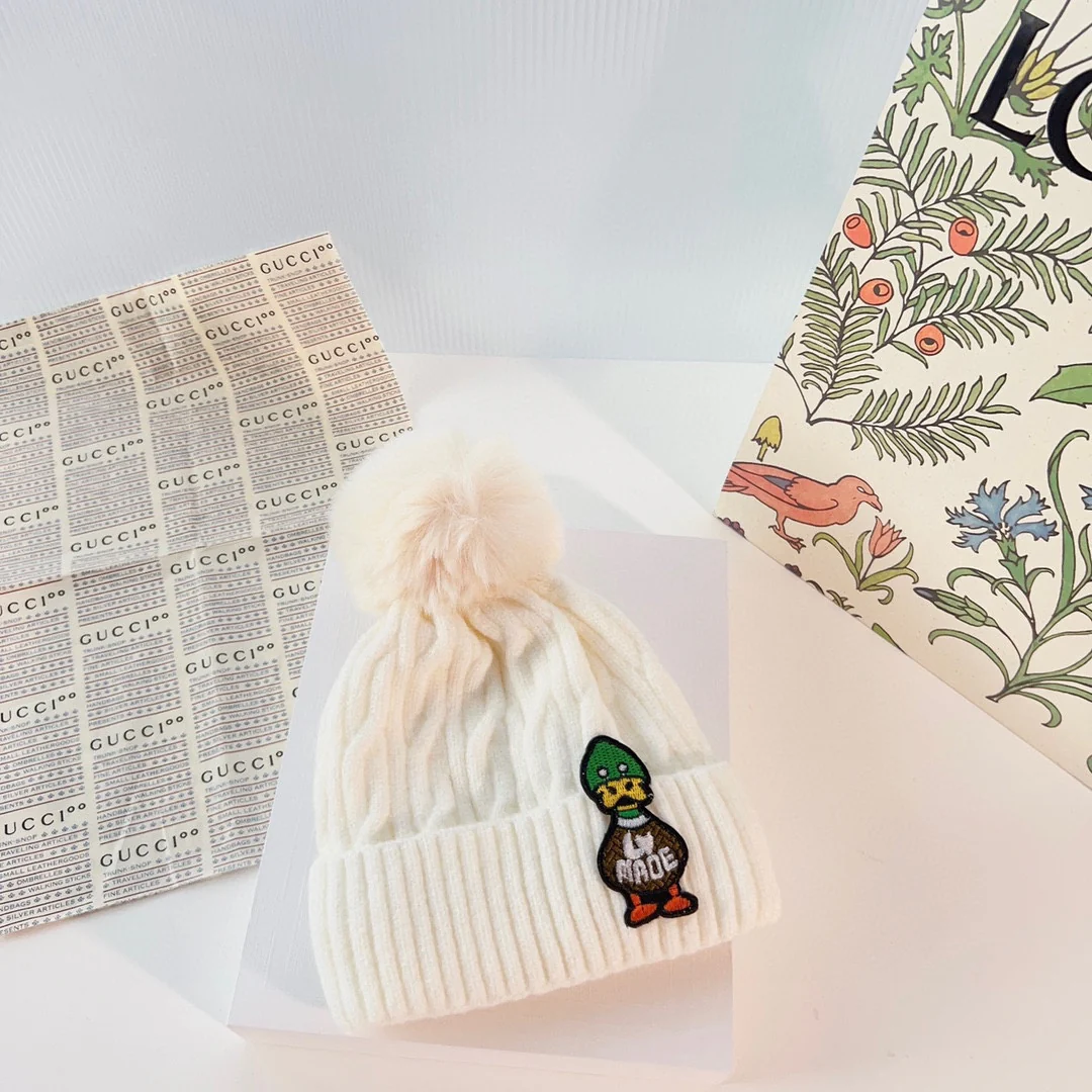 LV - Вязаная шапка-бини с помпоном в виде уточки - белая