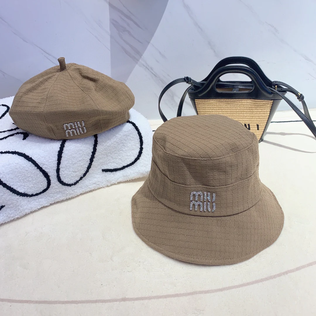 Новинка сезона ?Рыбацкая шляпа? от Miu Miu, начало осени 2023 года - 1