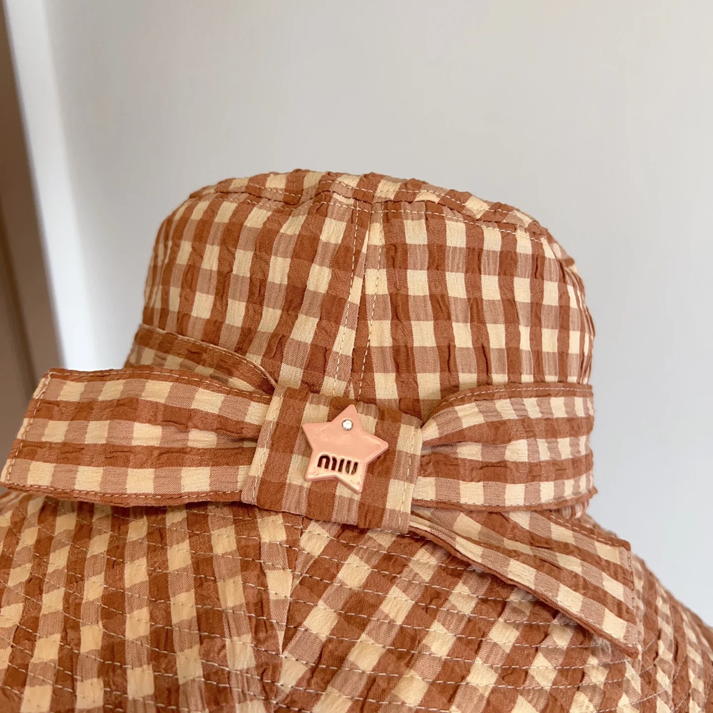 Панама в клетку в курортном стиле от Miu Miu - оранжевая