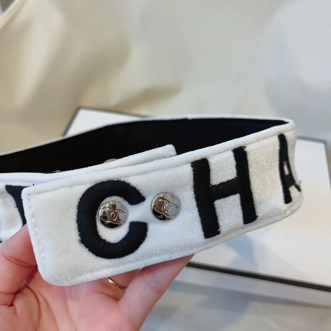 Новинка осенней коллекции Chanel 2023 — Солнцезащитный козырек с открытым верхом — Белый