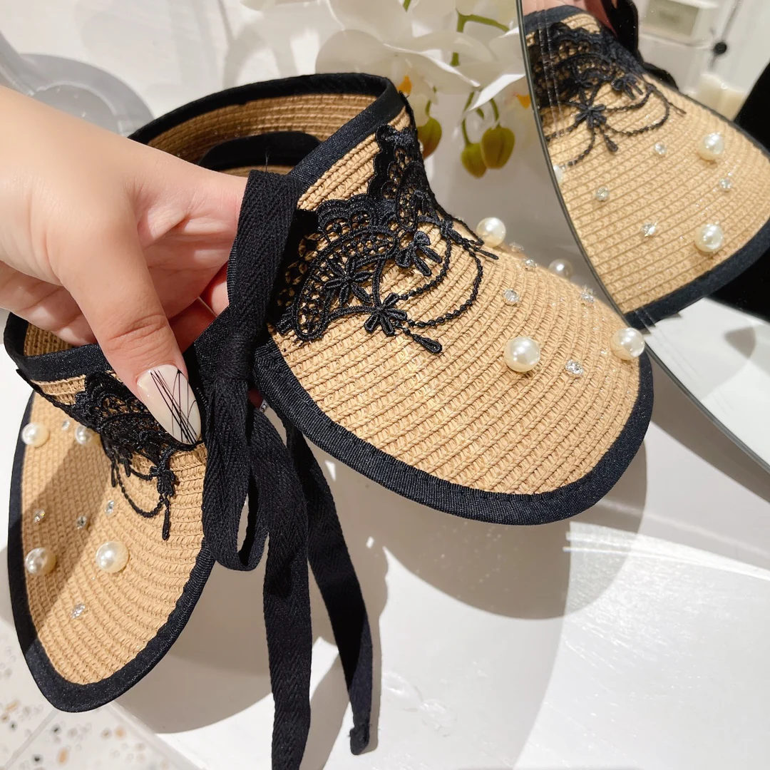 Солнцезащитная шляпа Chanel с обильной отделкой из жемчуга и стразов.