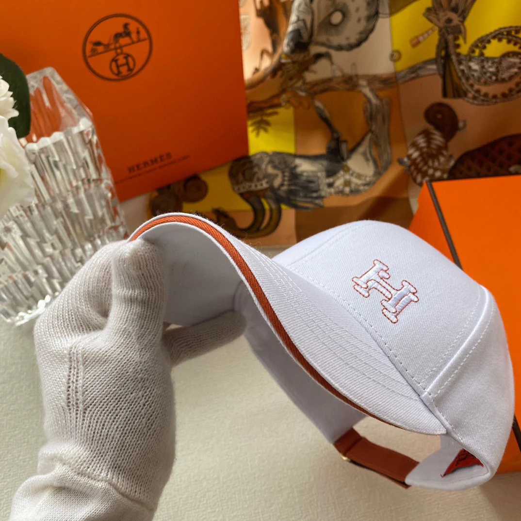 Вышитая бейсболка Hermes - белая