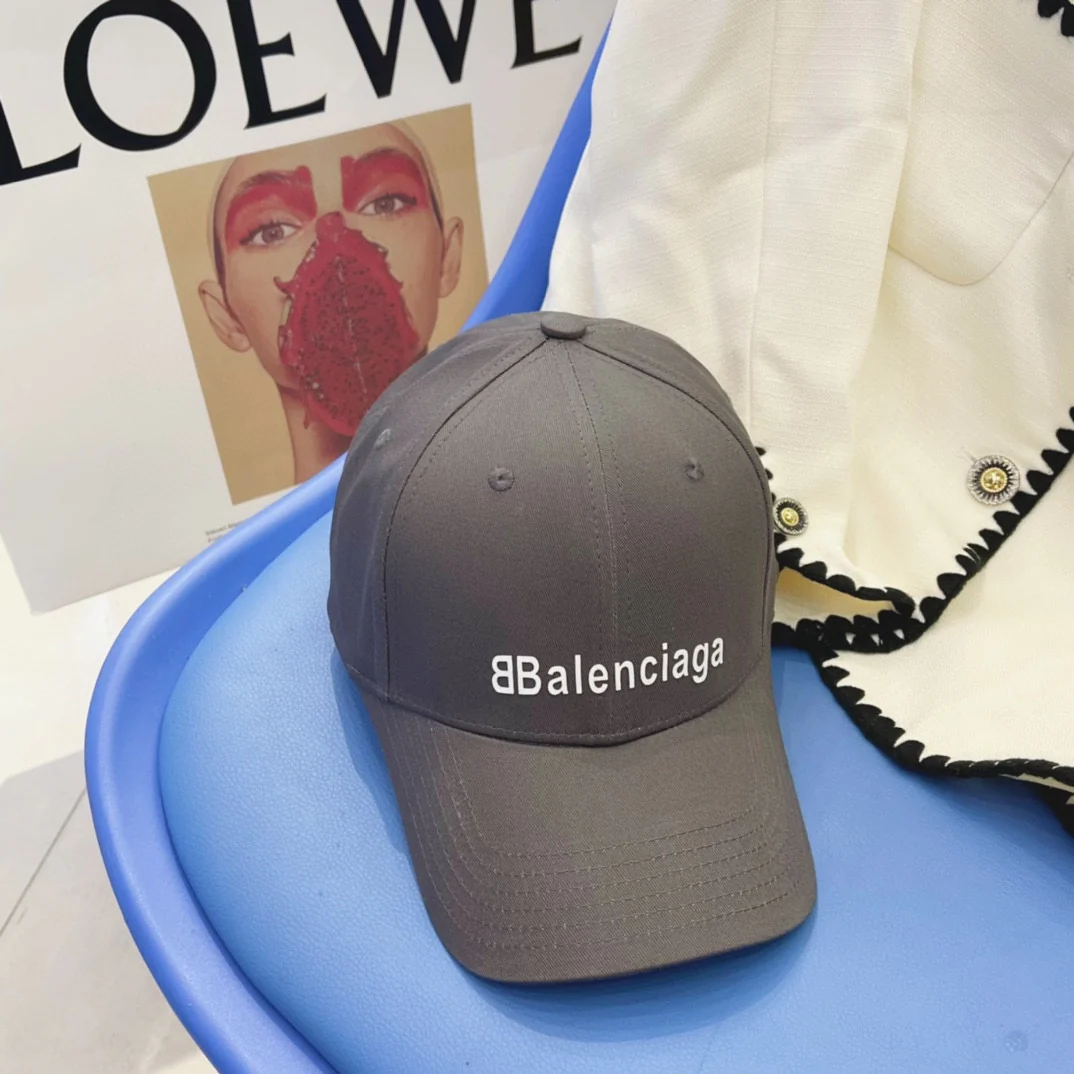 Бейсболка Balenciaga на все сезоны