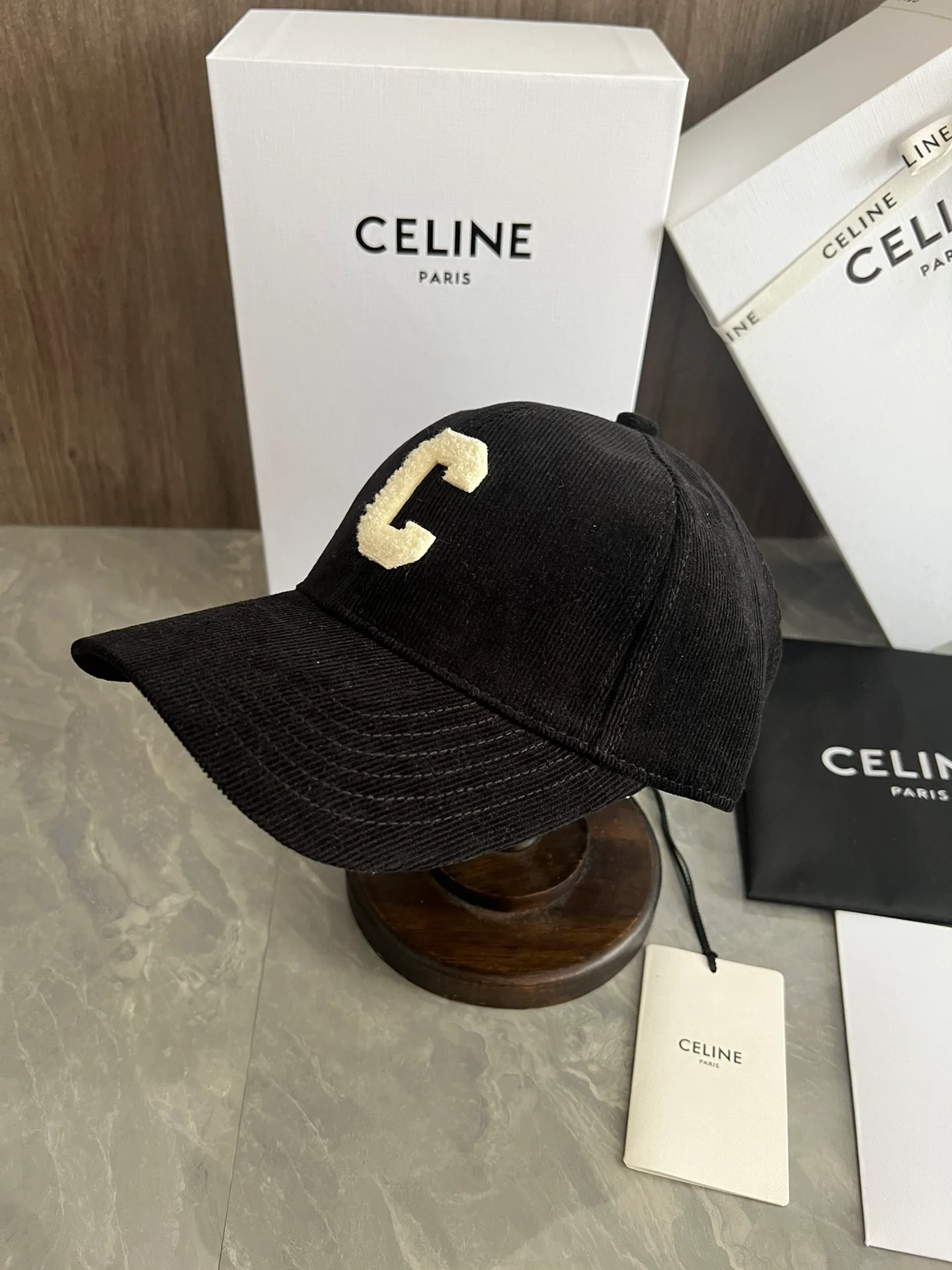 Вельветовая бейсболка Celine с большим логотипом C - черная