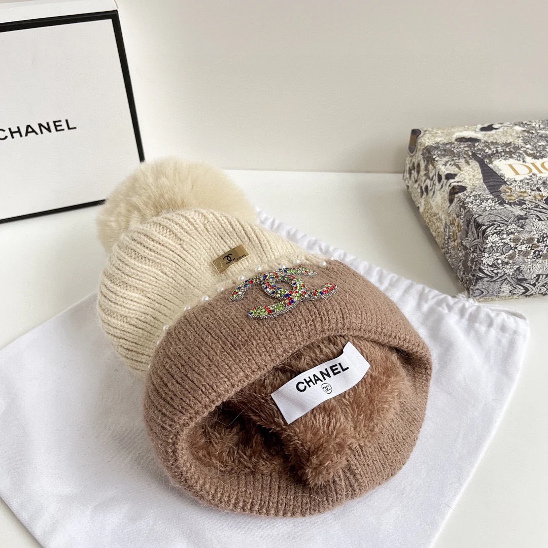 Chanel - Шапка с помпоном из кроличьего меха