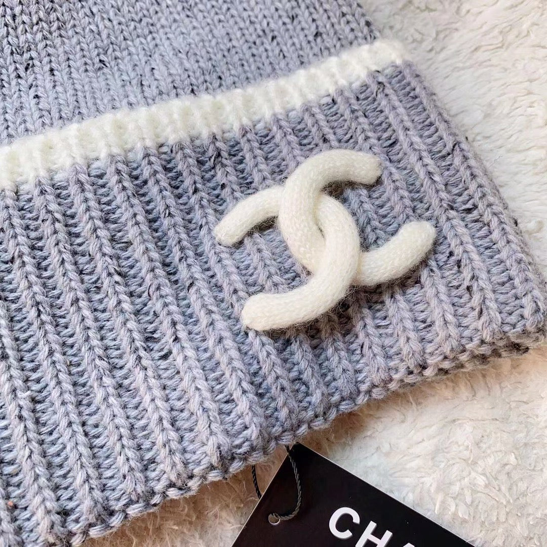 Новая модная вязаная шапка-бини Chanel в горошек, осень/зима 2023, серо-фиолетовый цвет.