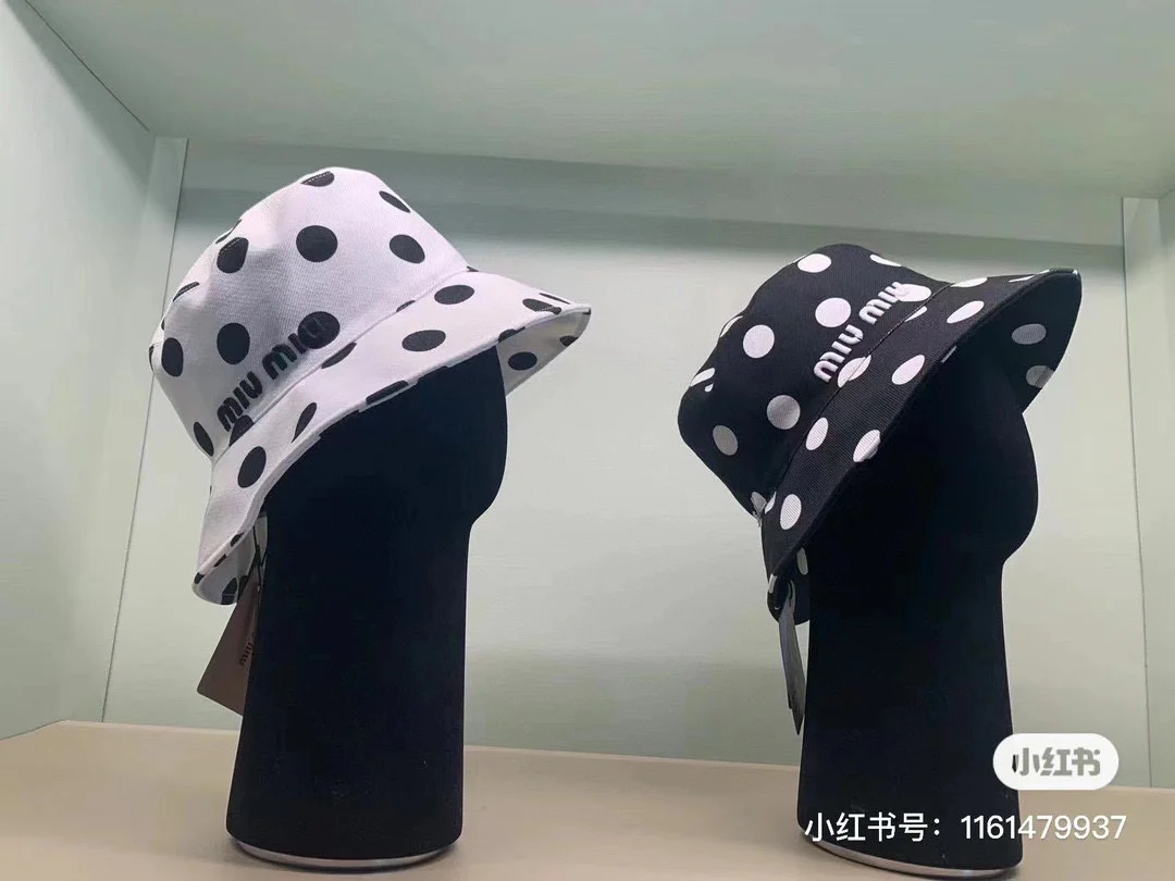 Miu Miu - Новая хлопковая рыбацкая шляпа в горошек - Черная