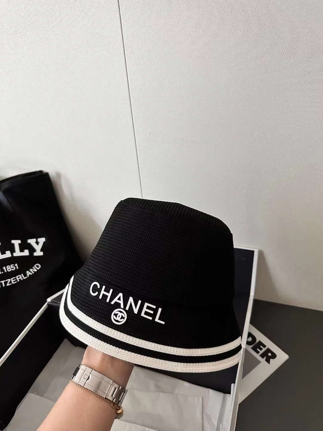 Полосатая панама Chanel - рыбацкая шляпа